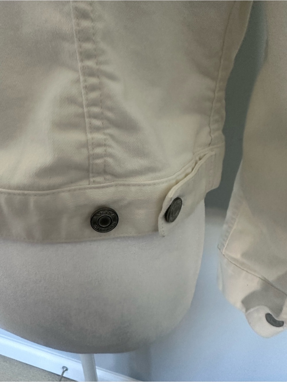 Banana Republic off White Denim Jacket - Classic Button Front. Size Small. - Picture 4 of 7